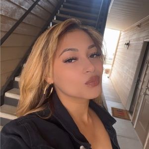 Meet your Posher, Alexis